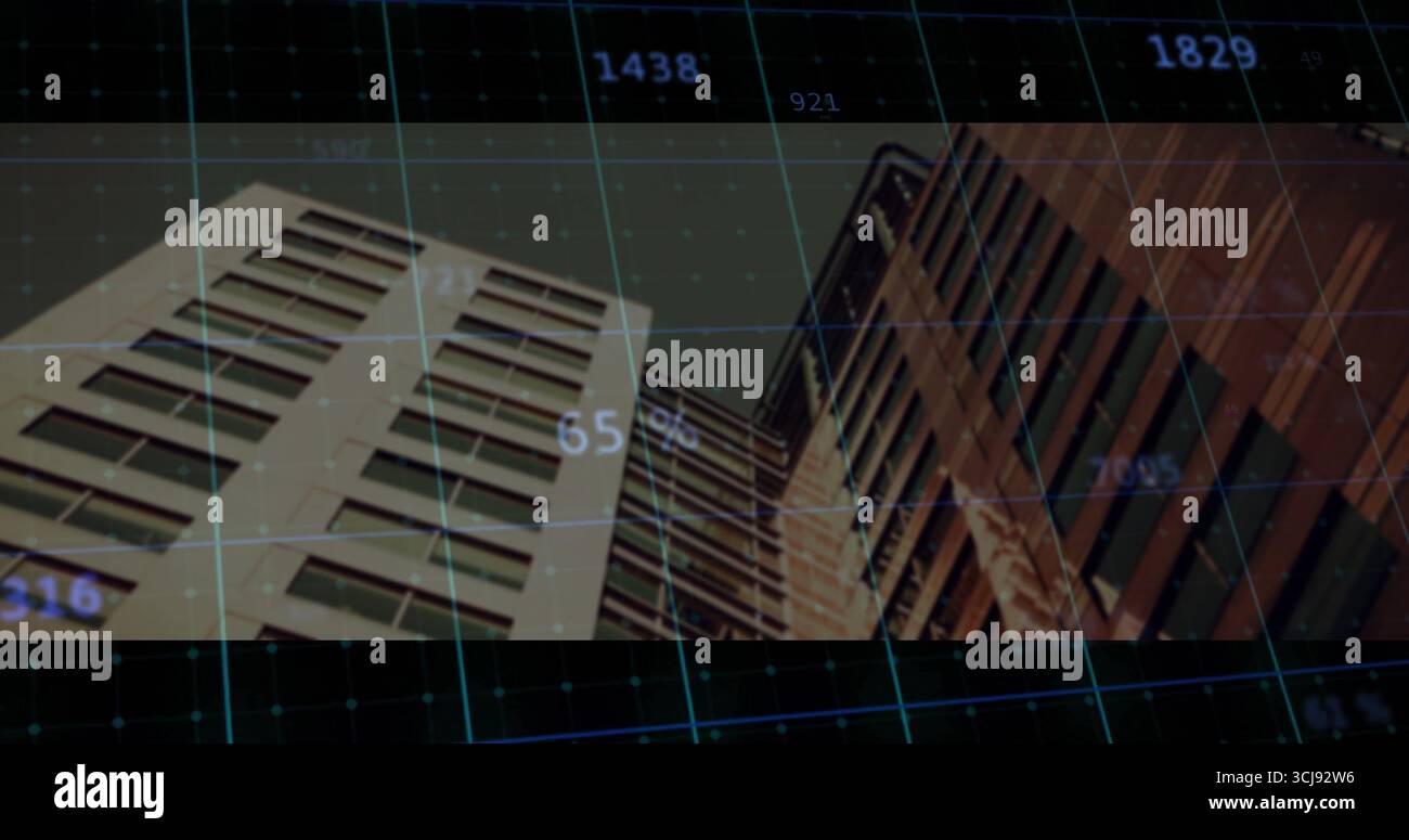 Zwei hohe Bürotürme mit digitalem Raster über der städtischen Schlucht mit schwimmenden numerischen Etiketten Stockfoto