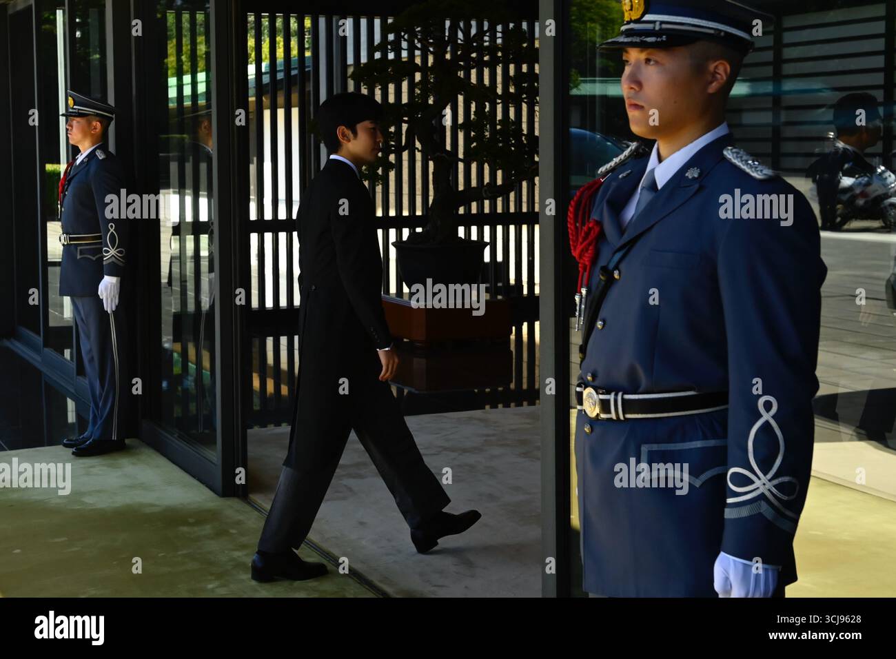 Tokio, Japan. September 2025. Japans Prinz Hisahito kommt am Kaiserpalast an, um an seiner Zeremonie zur Wiedererlangung des Erwachsenenalters (Kakan no Gi) in Tokio teilzunehmen. Die Zeremonie, die an seinem 19. Geburtstag stattfand, markiert seine formelle Anerkennung als erwachsenes Mitglied der Kaiserlichen Familie und bestätigt seine Position als zweiter in der Thronfolge. (Credit Image: © POOL via ZUMA Press Wire) NUR REDAKTIONELLE VERWENDUNG! Nicht für kommerzielle ZWECKE! Stockfoto
