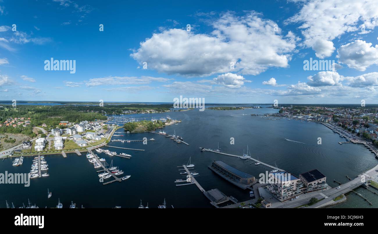 Västervik: Ein atemberaubender Blick aus der Luft auf den schwedischen Archipel, die Stadt und die Küste, der einen Hafen, Inseln, und grünes Land Stockfoto