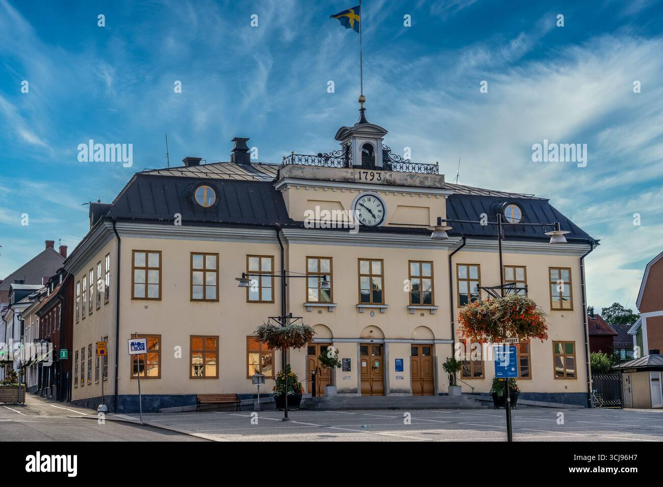 Rathaus der Gemeinde Västervik in Schweden mit rund um die Uhr und Flagge Stockfoto