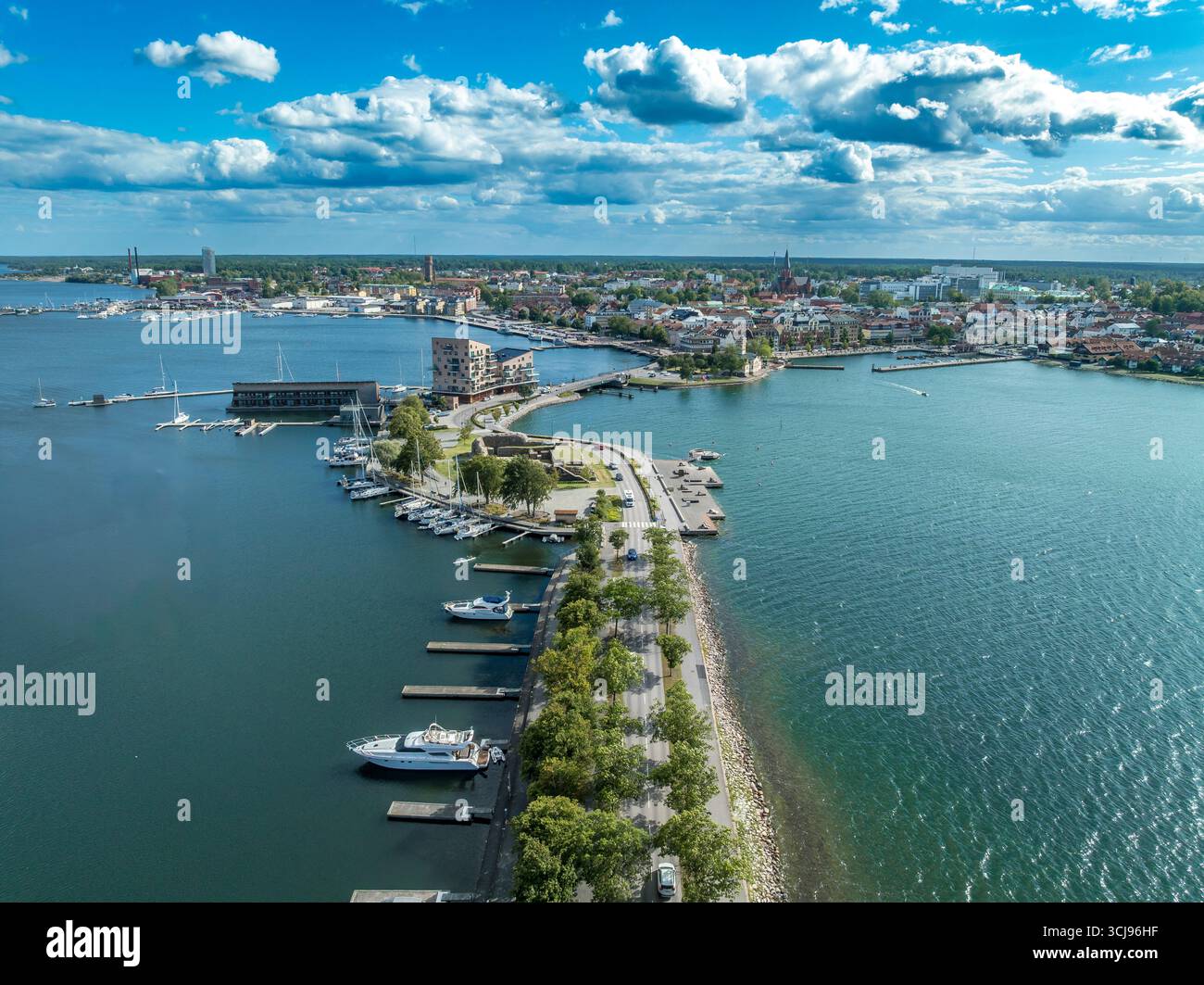 Blick aus der Vogelperspektive auf das Schloss Steholm, eine Ruine auf einer schmalen Halbinsel, die Västerviks türkisfarbene Wasserstraßen in Schweden verbindet. Stockfoto