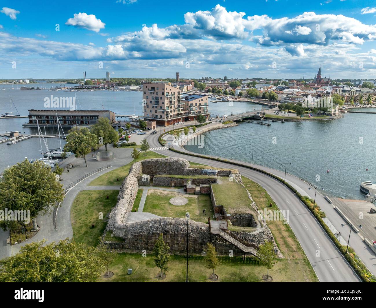 Luftaufnahme der Burg Steholm in Vastervik Schweden. Kleine ruinierte quadratische Festung, die die Wasserwege kontrolliert Stockfoto