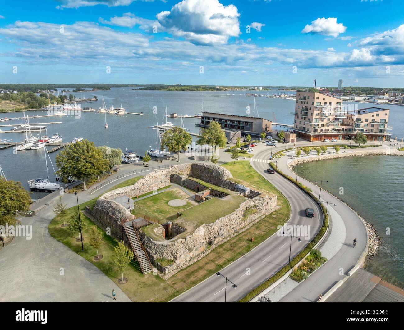 Luftaufnahme der Burg Steholm in Vastervik Schweden. Kleine ruinierte quadratische Festung, die die Wasserwege kontrolliert Stockfoto