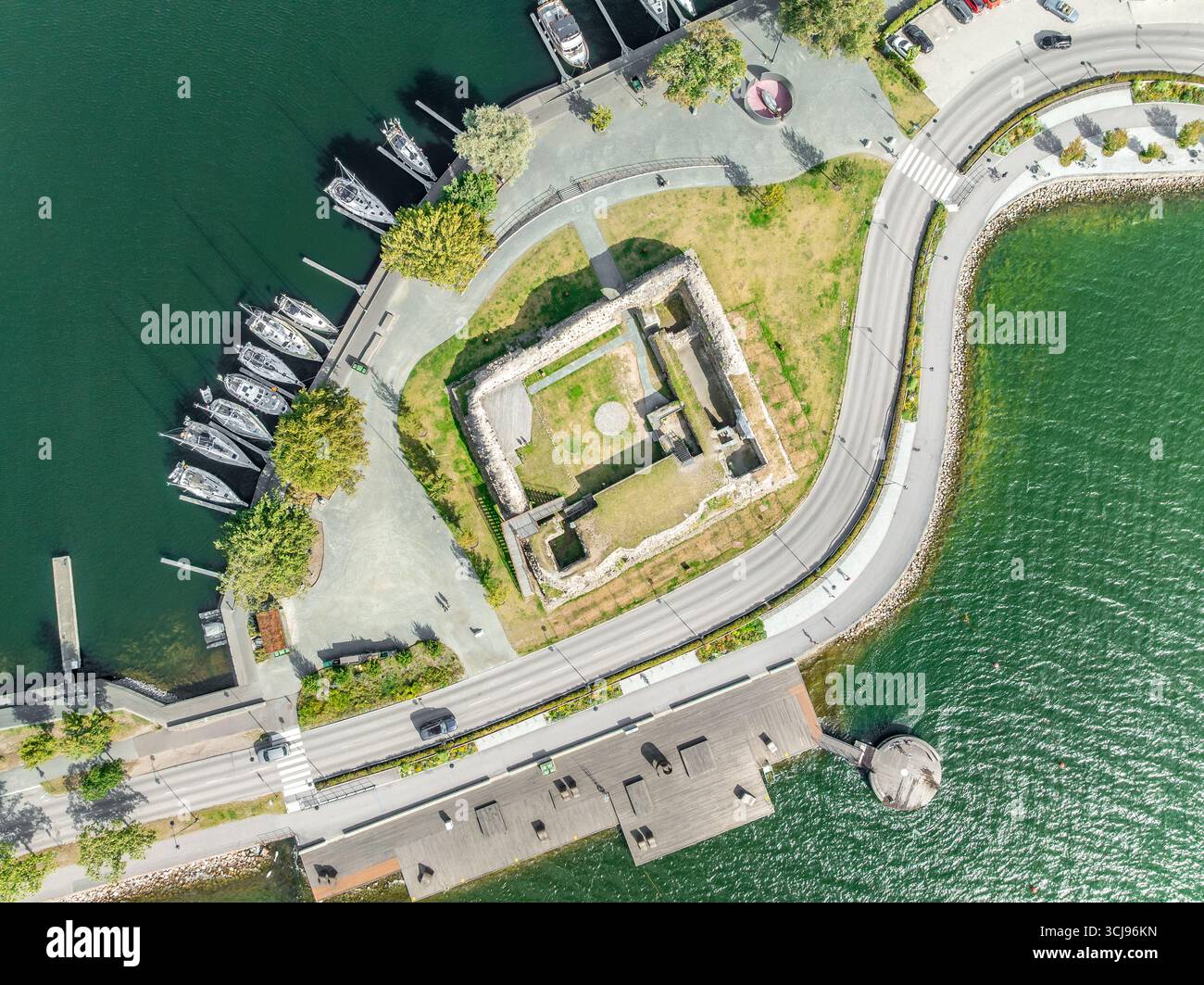 Luftaufnahme der Burg Steholm in Vastervik Schweden. Kleine ruinierte quadratische Festung, die die Wasserwege kontrolliert Stockfoto