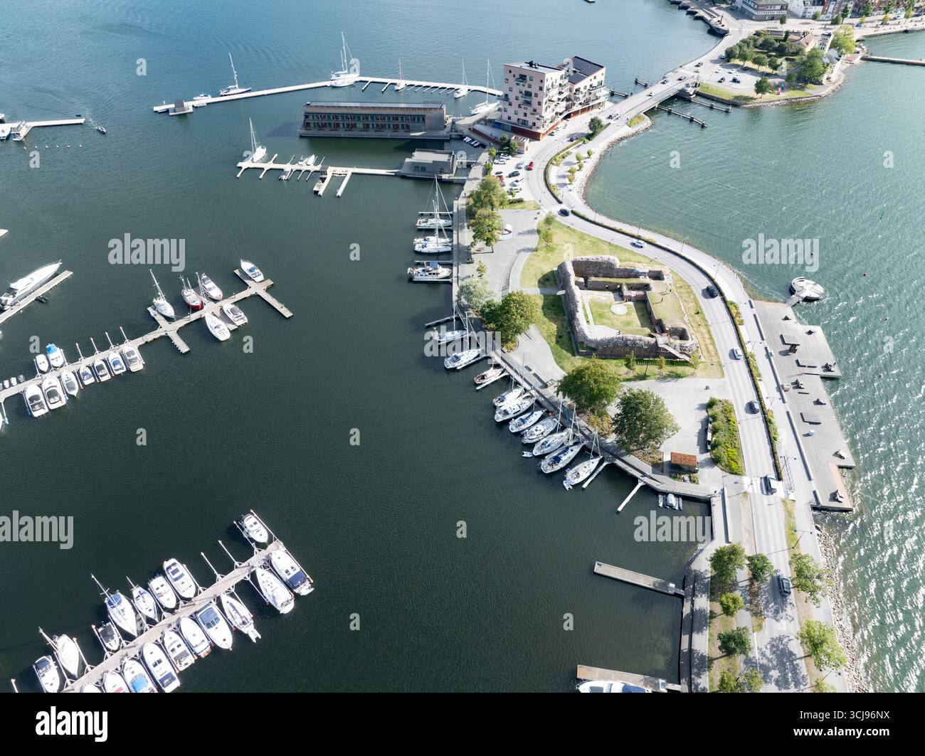 Västervik: Ein atemberaubender Blick aus der Luft auf den schwedischen Archipel, die Stadt und die Küste, der einen Hafen, Inseln, und grünes Land Stockfoto