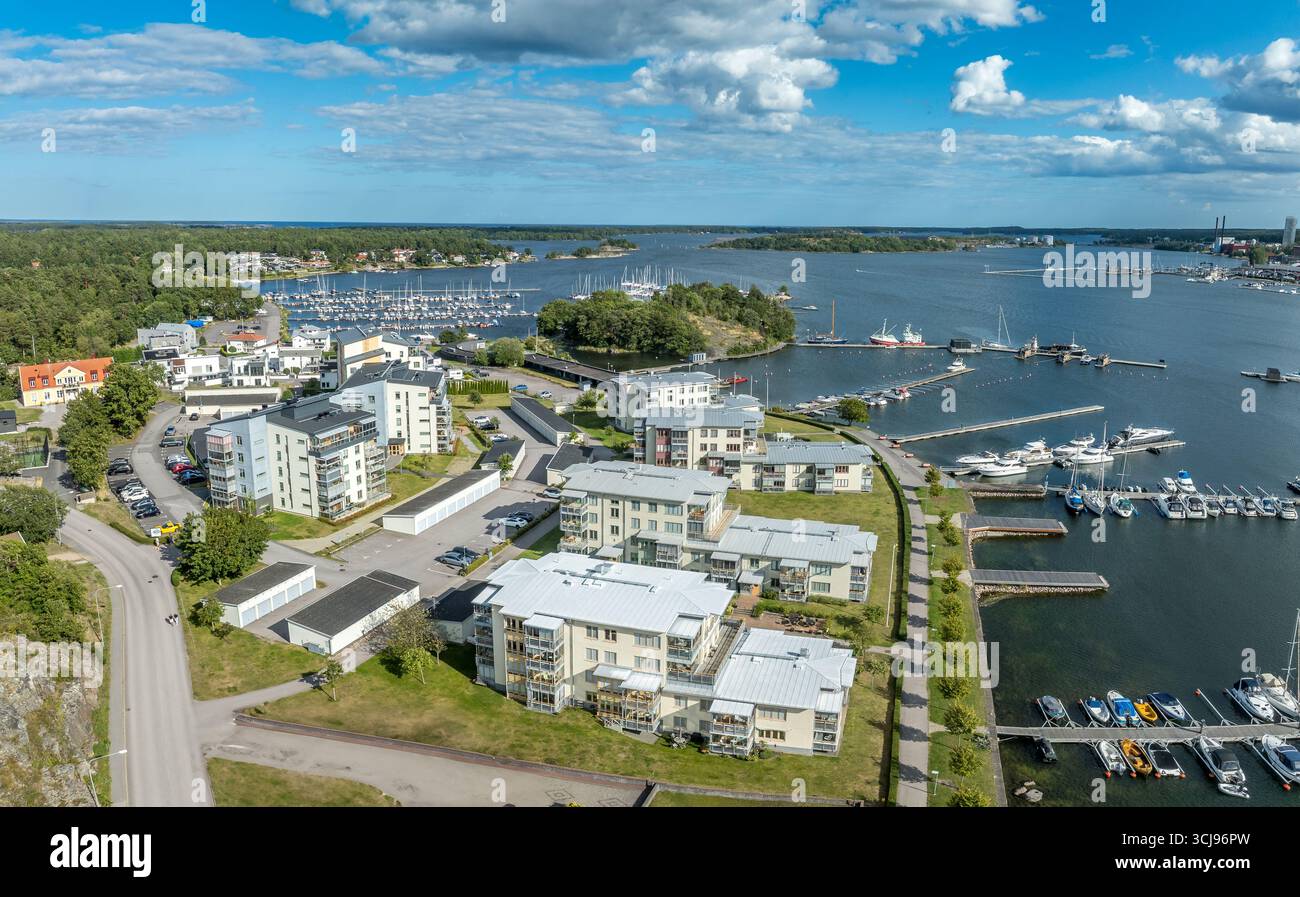 Luftpanorama der mehrstöckigen Immobilien-Appartementhäuser in Vastervik, die als Ferienhäuser in Schweden mit Booten genutzt wurden Stockfoto