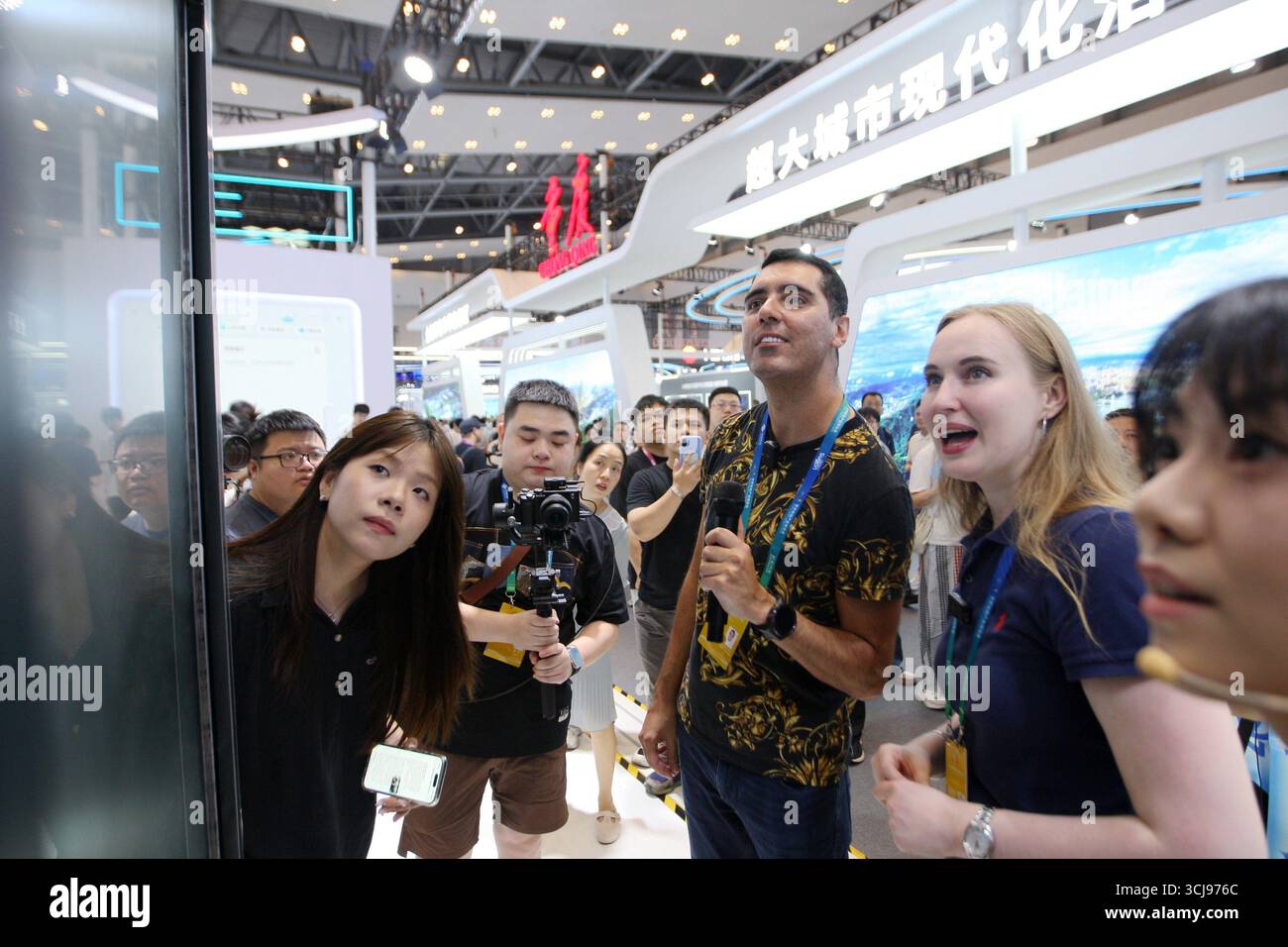 CHONGQING, CHINA - 5. SEPTEMBER 2025 - Ausländisches Publikum erlebt KI-Übersetzung auf der WORLD INTELLIGENCE EXPO 2025, Chongqing, China am 5. September 2025. Stockfoto