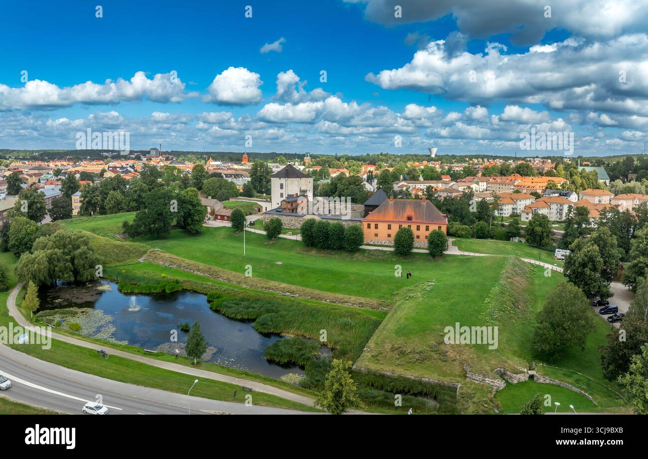 Nyköpingshus: Eine Luftfahrt über eine schwedische Ikone, die seine zeitlose Architektur und die malerische Umgebung am Wasser hervorhebt Stockfoto
