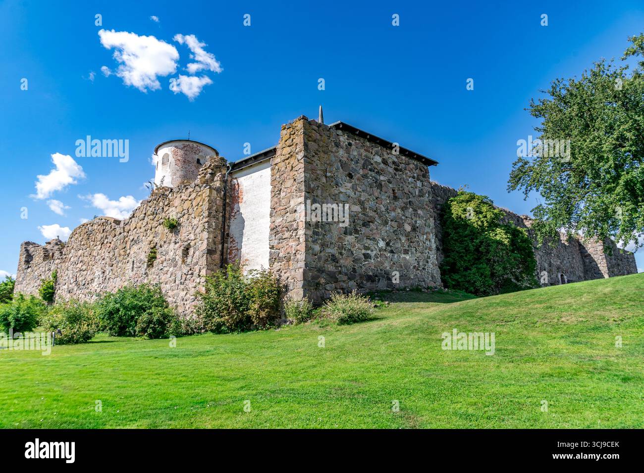Blick auf Schloss Stegeborg mit blauem bewölktem Himmel Stockfoto