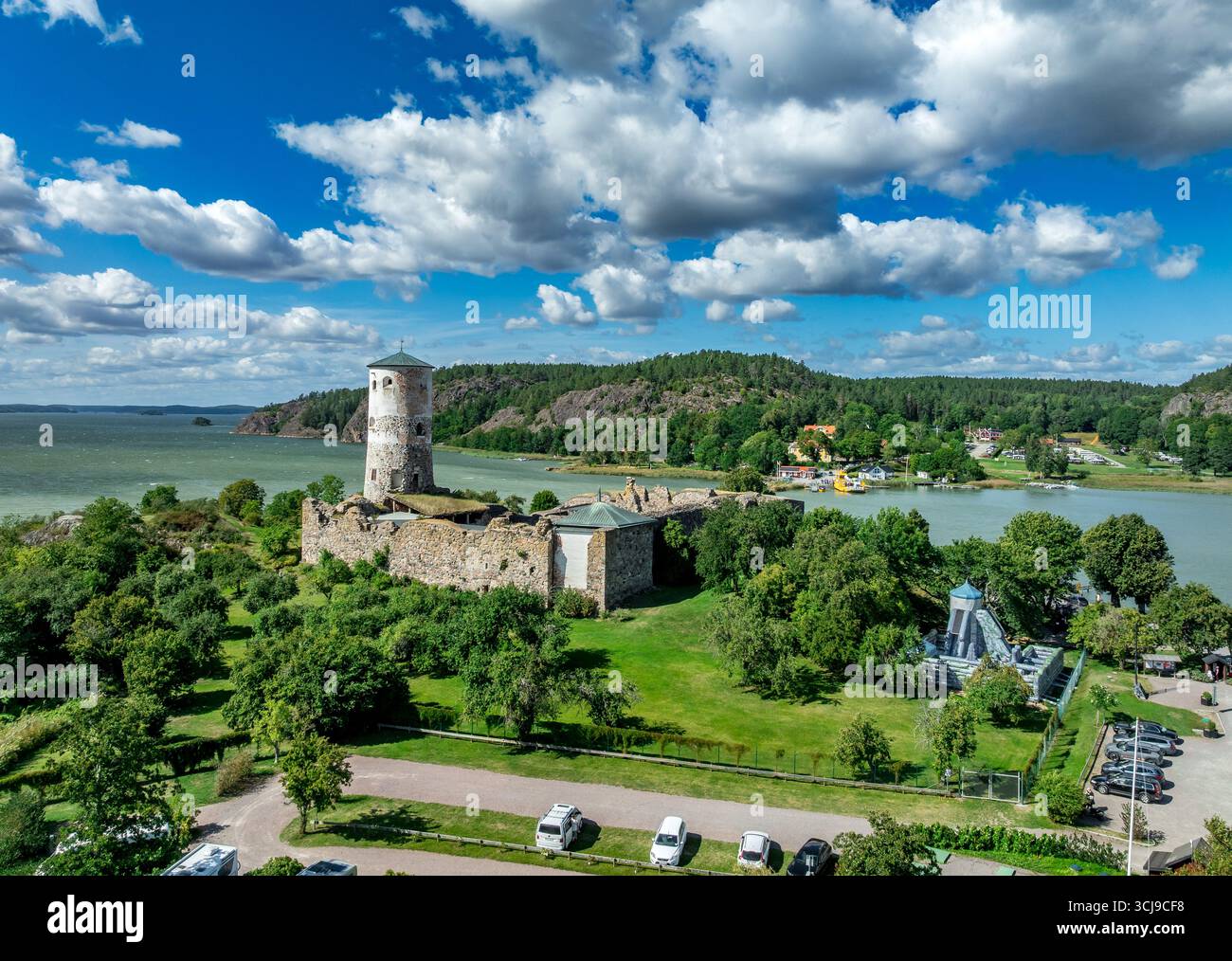 Hoch über Stegeborg: Ein Blick von einer Drohne auf die historische schwedische Burg und Insel Stockfoto