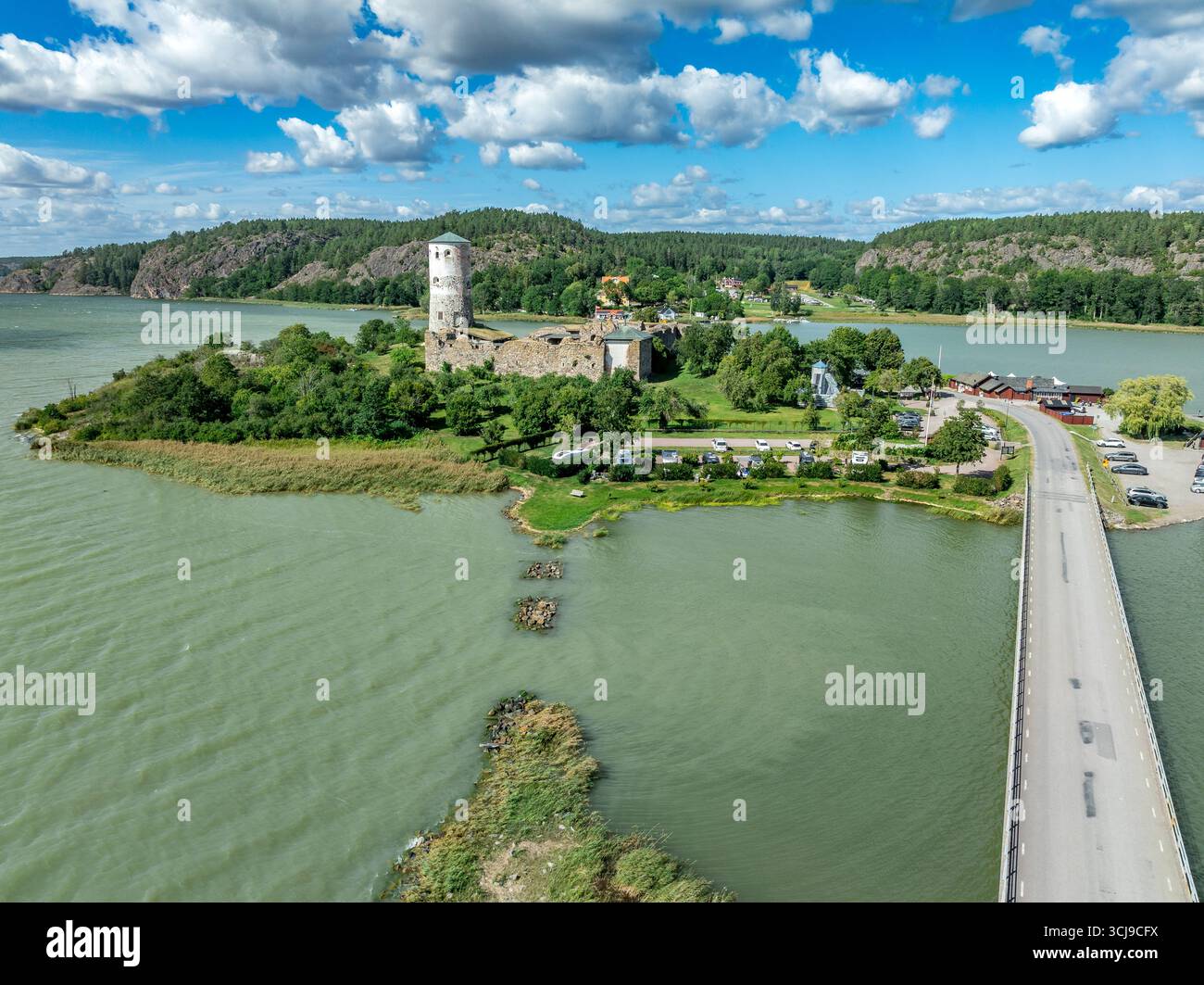 Ein Blick aus der Vogelperspektive auf Stegeborgs mittelalterliche Burgruine und die malerische Insel Stockfoto