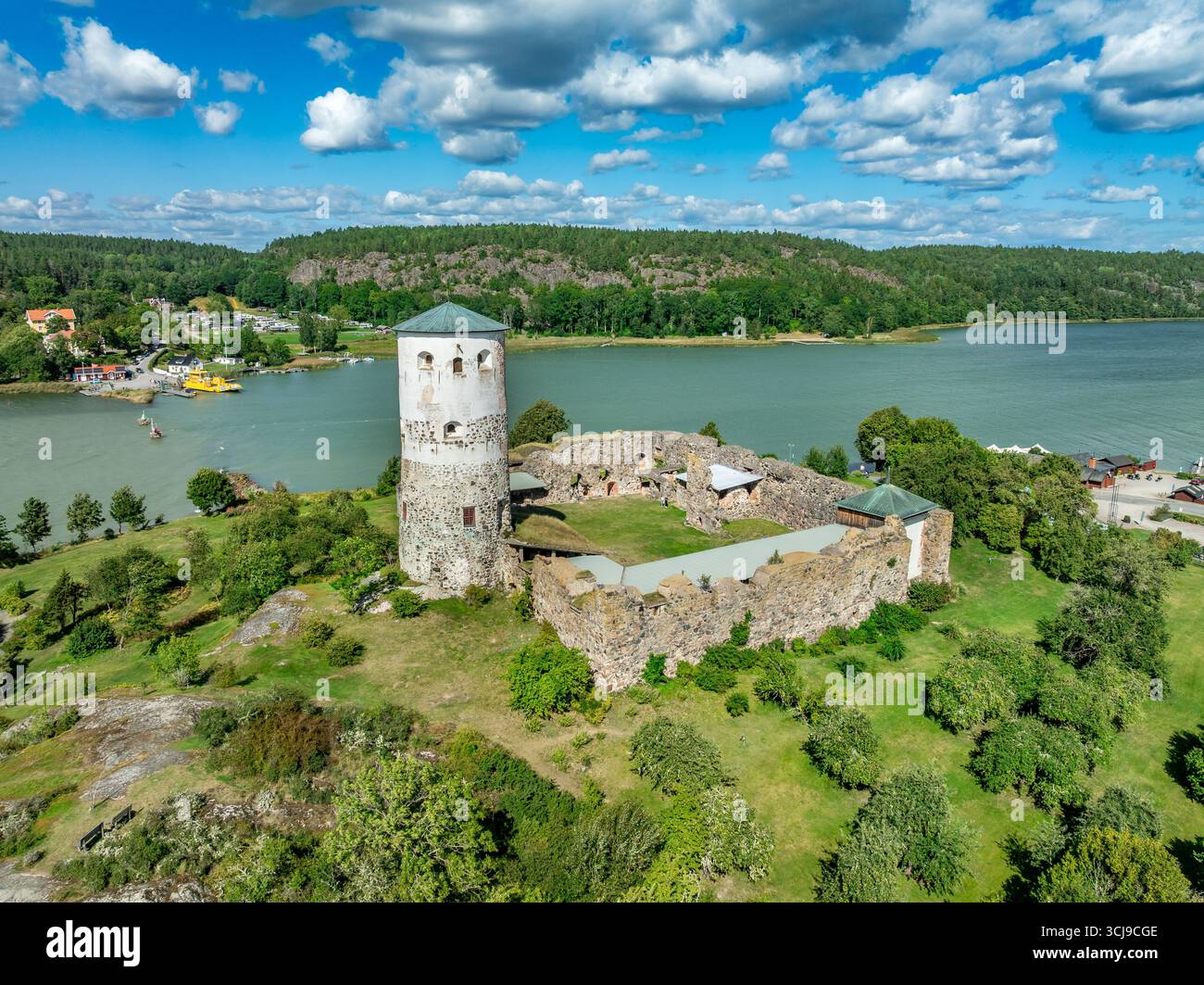 Ein Blick aus der Vogelperspektive auf Stegeborgs mittelalterliche Burgruine und die malerische Insel Stockfoto