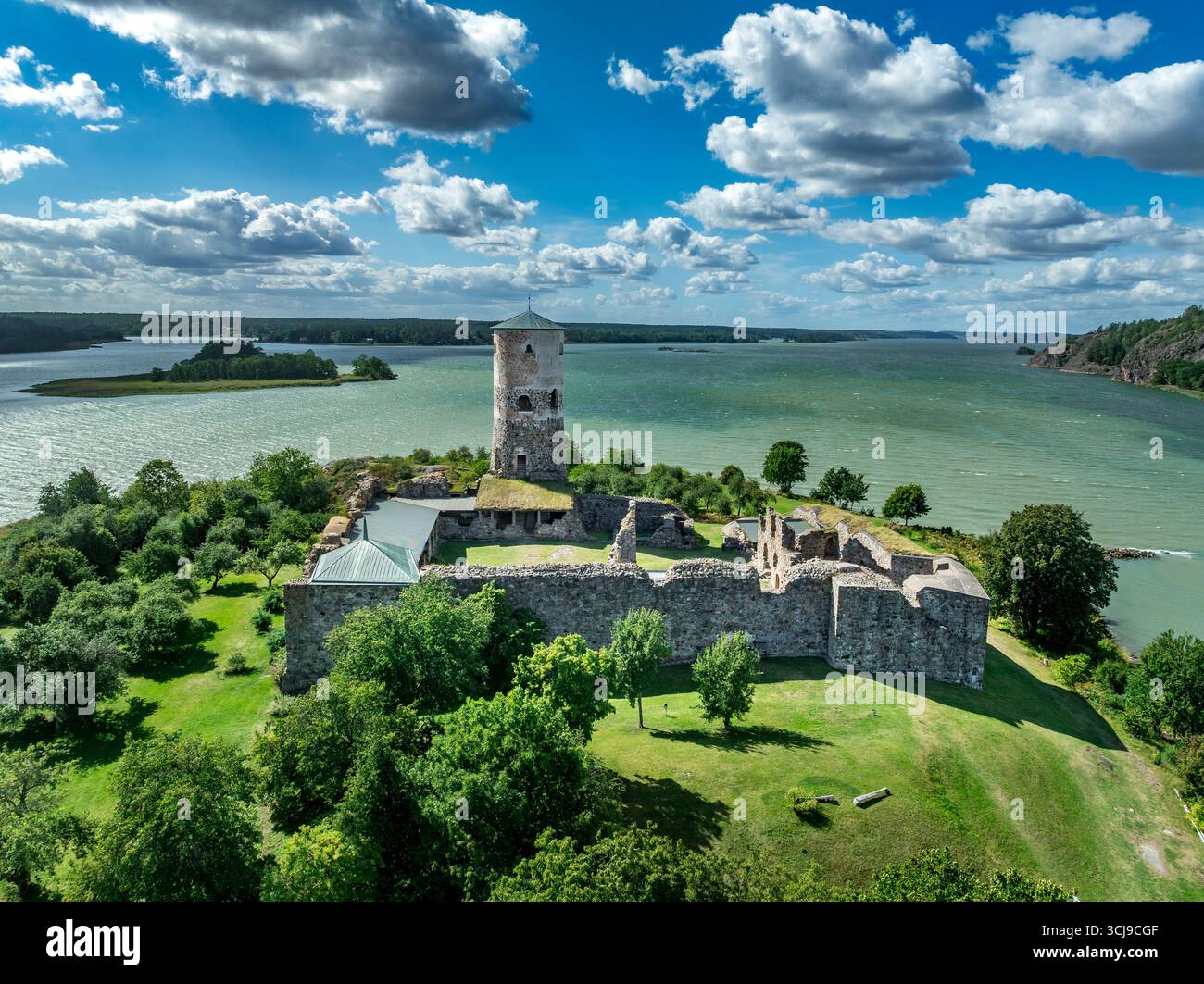 Ein Blick aus der Vogelperspektive auf Stegeborgs mittelalterliche Burgruine und die malerische Insel Stockfoto