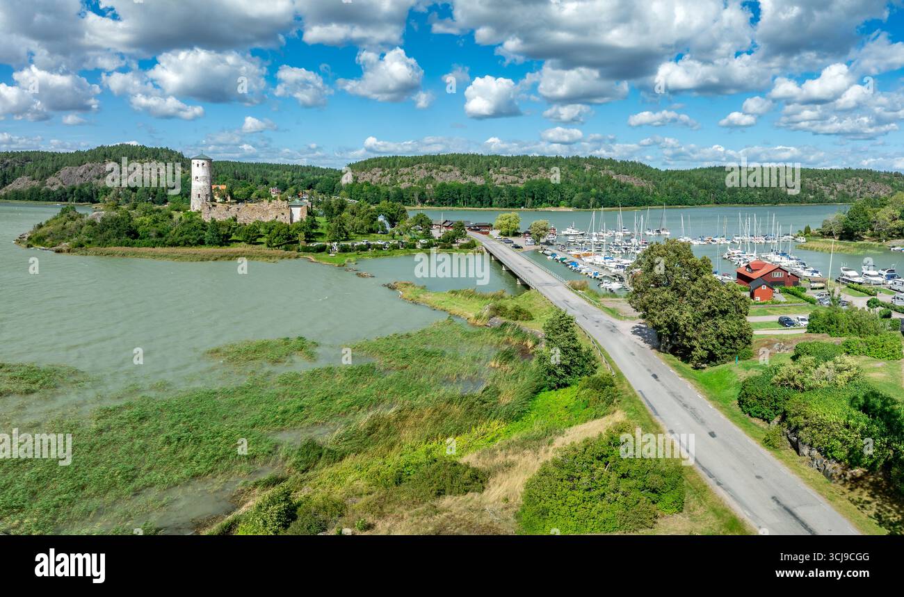 Ein Blick aus der Vogelperspektive auf Stegeborgs mittelalterliche Burgruine und die malerische Insel Stockfoto