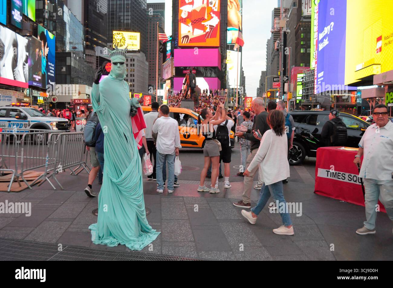 New York, Usa. September 2025. Ein Straßenkünstler, der als Freiheitsstatue verkleidet ist, ist am Times Square in Manhattan, New York City zu sehen. (Foto: Jimin Kim/SOPA Images/SIPA USA) Credit: SIPA USA/Alamy Live News Stockfoto