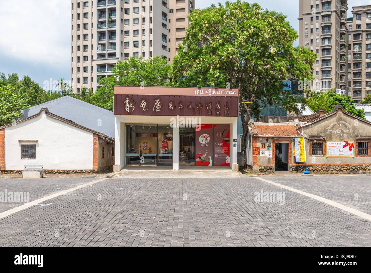 5. September 2025: New Tile House Hakka Cultural District, ursprünglich 1805 in hsinchu, taiwan. Jetzt ist es ein Bereich, kombiniert mit einem Café, Buh Stockfoto