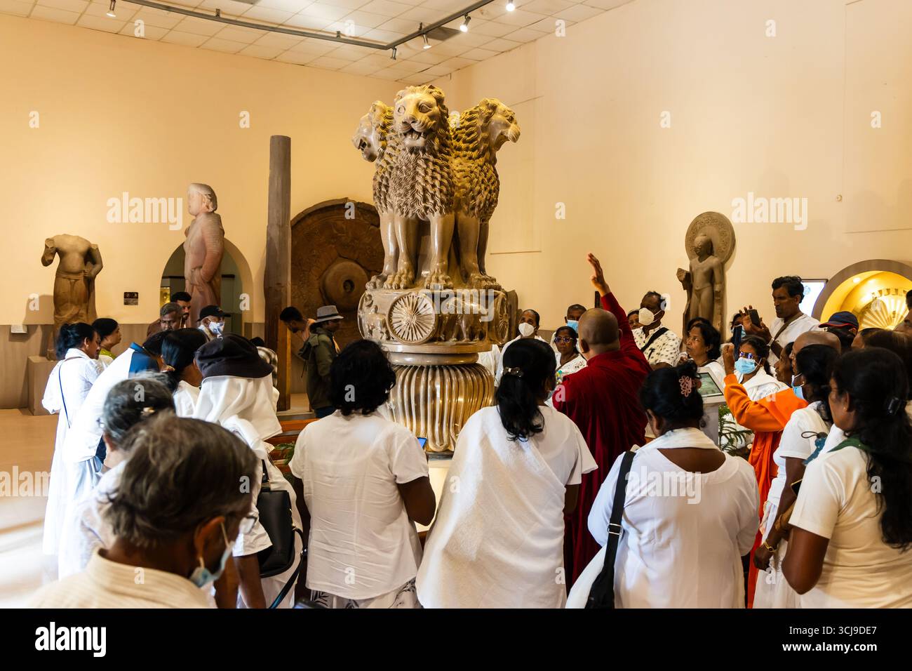 Das nationale Wappen Indiens zeigt vier asiatische Löwen. Im sarnath Museum uttar pradesh ind ist ein Innenbild zu sehen Stockfoto
