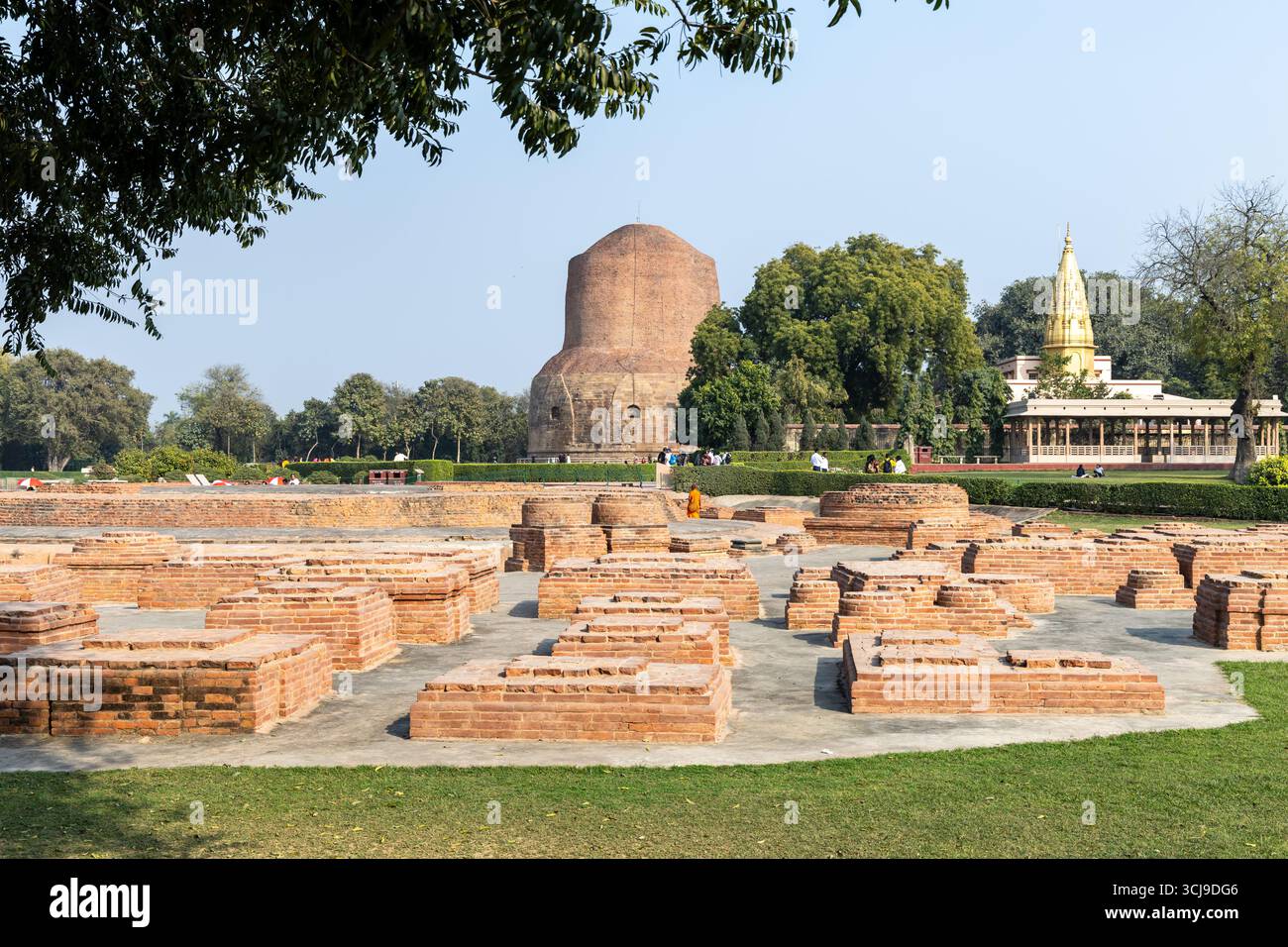 Das Bild der heiligen Dhamek-Stupa in sarnath wurde am 18. Februar 2025 im Sarnath Museum in Sarnath, Sarnath uttar pradesh, indien, aufgenommen. Stockfoto
