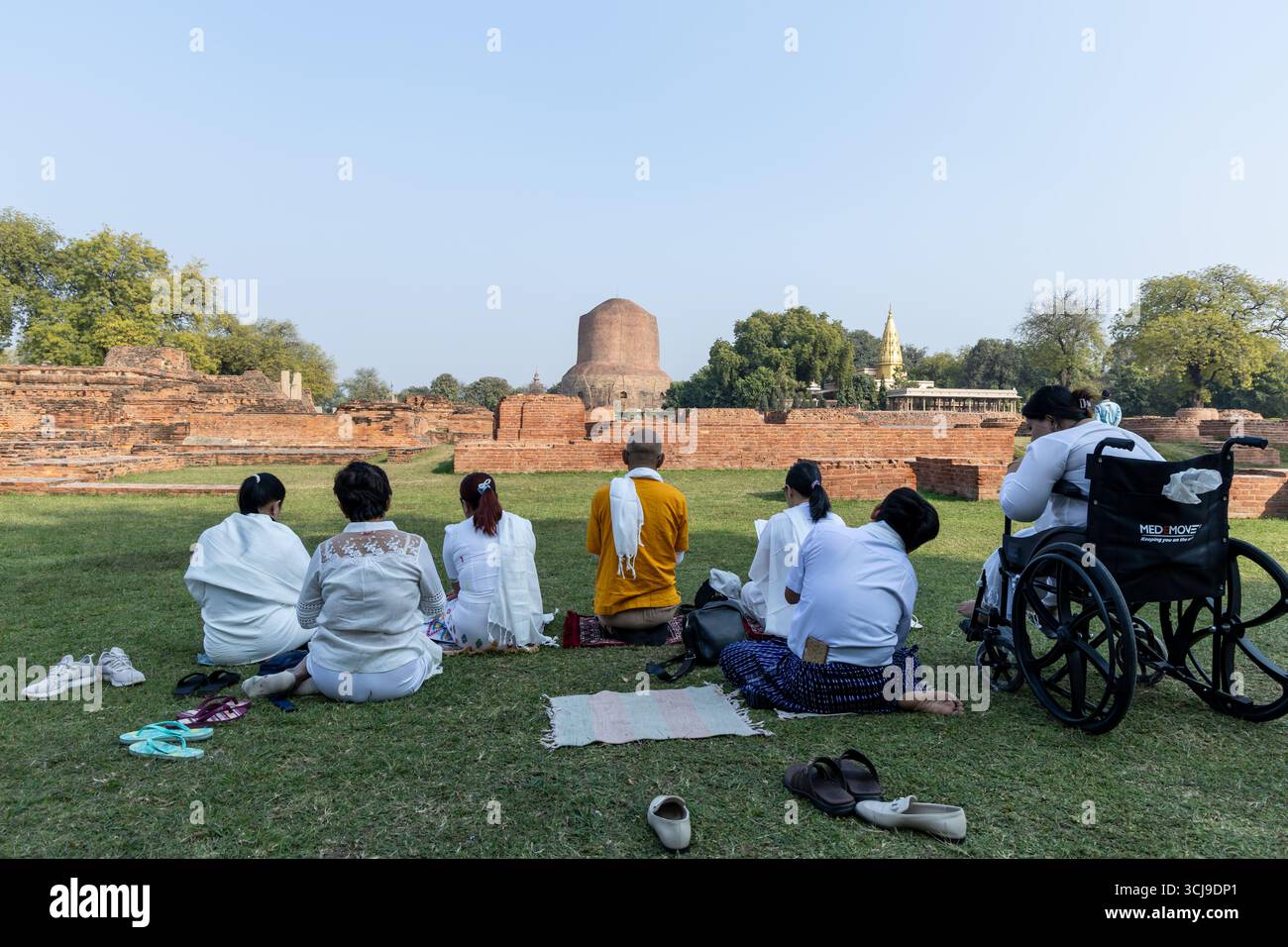 Gebetsszene am heiligen Dhamek Stupa buddhist Heritage Site in sarnath Bild wird im Sarnath Museum, Sarnath uttar pradesh indien am 18. Februar 2025 aufgenommen. Stockfoto
