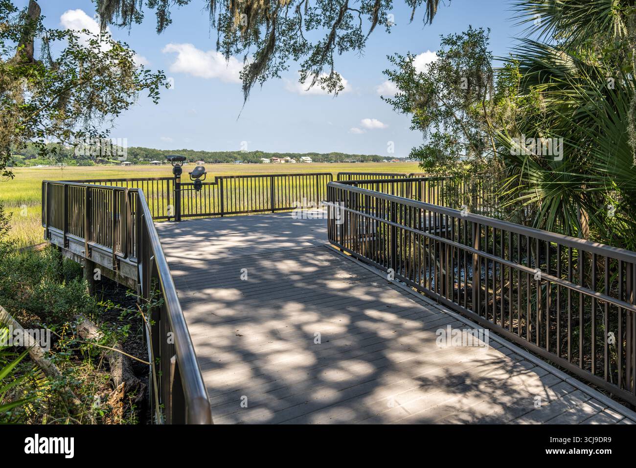 Aussichtspunkt für Egans Creek und den Amelia Island Lighthouse im Fort Clinch State Park auf Amelia Island in Fernandina Beach, Florida. (USA) Stockfoto