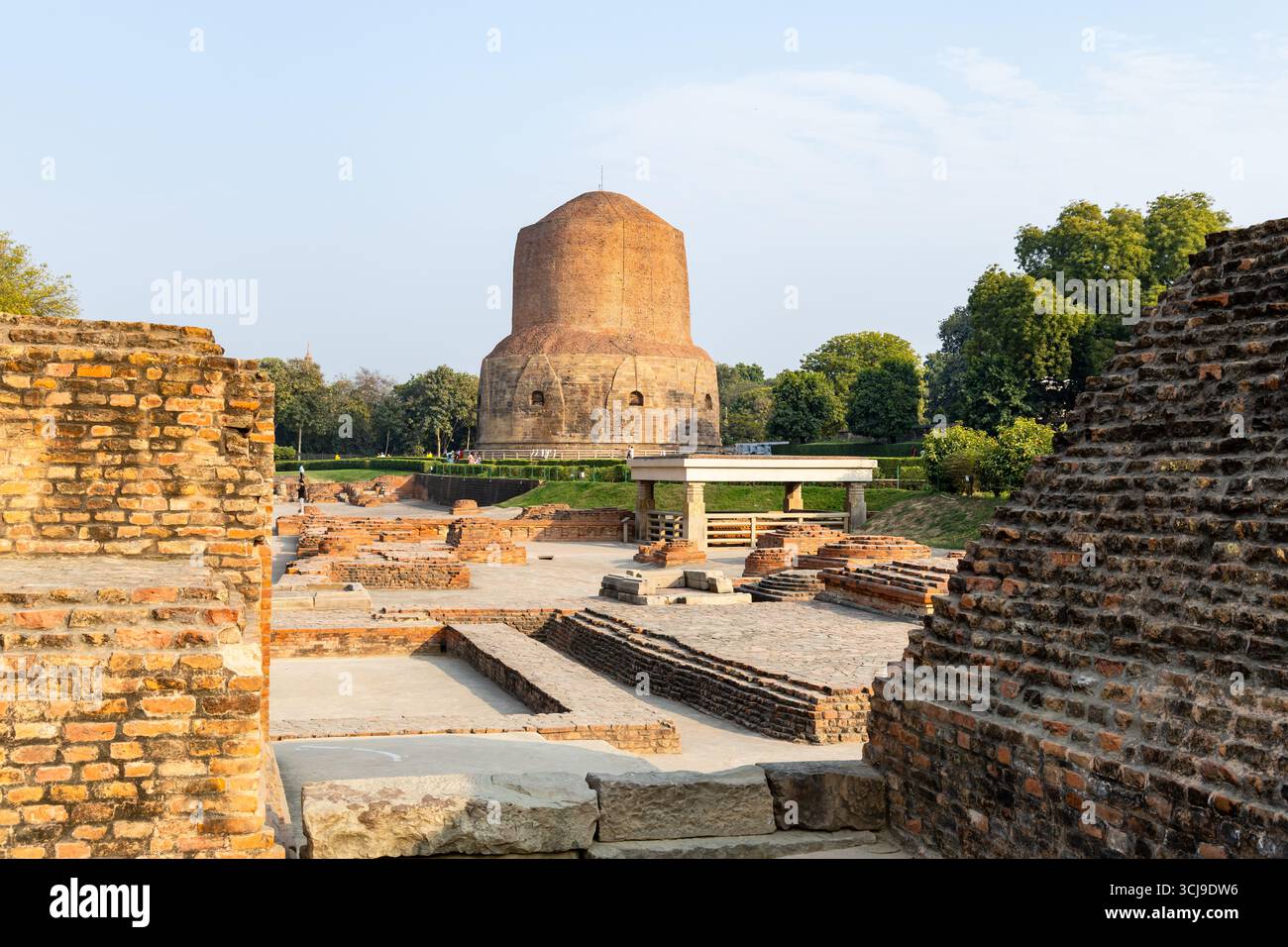 Das antike sarnath Dhamek Stupa buddhistische Kulturerbe aus einer anderen Perspektive wurde am 18. Februar im Sarnath Museum in Sarnath uttar pradesh indien aufgenommen Stockfoto