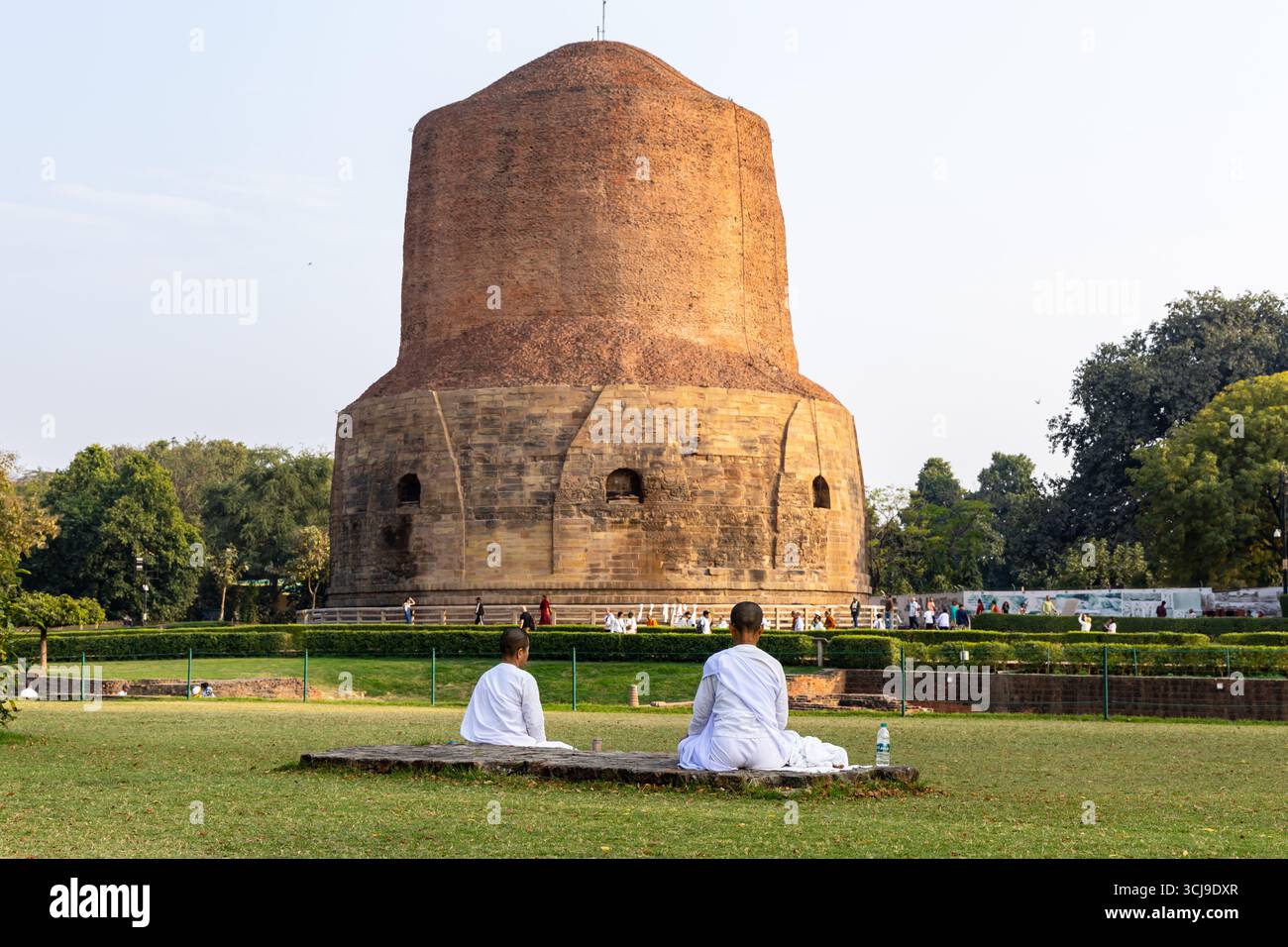 Das Bild des buddhistischen Denkmals in sarnath Dhamek wird am 18. Februar 2025 im Sarnath Museum, Sarnath uttar pradesh, indien, aufgenommen. Stockfoto