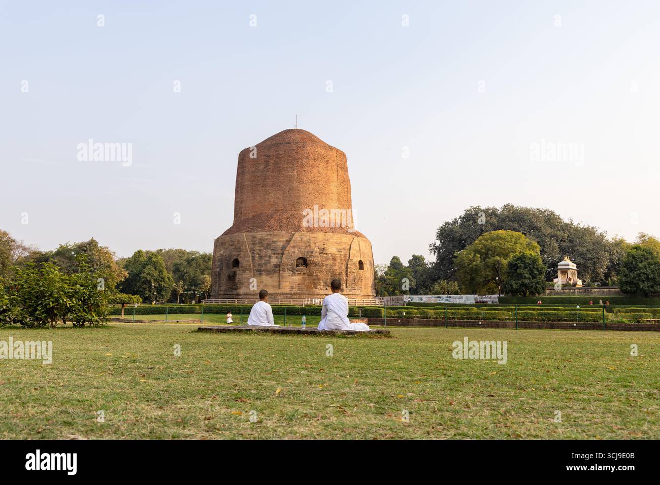 Das Bild des buddhistischen Denkmals in sarnath Dhamek wird am 18. Februar 2025 im Sarnath Museum, Sarnath uttar pradesh, indien, aufgenommen. Stockfoto