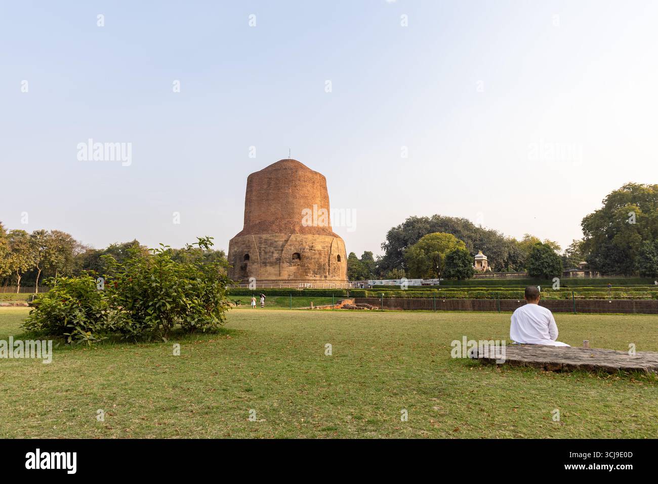 Das Bild des buddhistischen Denkmals in sarnath Dhamek wird am 18. Februar 2025 im Sarnath Museum, Sarnath uttar pradesh, indien, aufgenommen. Stockfoto