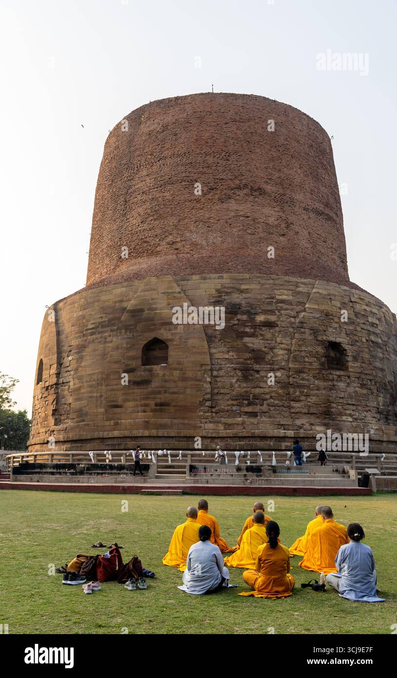 Gläubige, die eine heilige Anbetungsszene auf der Dhamek Stupa-Stätte in sarnath vorführen, das Bild wird im Sarnath Museum in Sarnath, Sarnath uttar pradesh, indien, am Februar aufgenommen Stockfoto