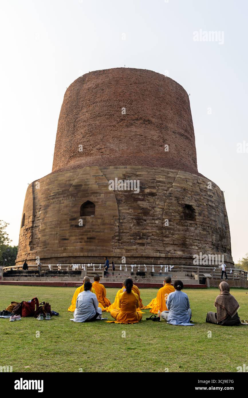 Gläubige, die eine heilige Anbetungsszene auf der Dhamek Stupa-Stätte in sarnath vorführen, das Bild wird im Sarnath Museum in Sarnath, Sarnath uttar pradesh, indien, am Februar aufgenommen Stockfoto