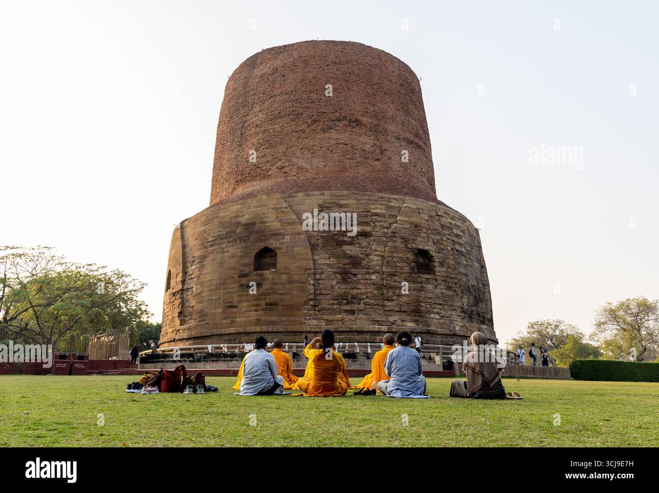 Gläubige, die eine heilige Anbetungsszene auf der Dhamek Stupa-Stätte in sarnath vorführen, das Bild wird im Sarnath Museum in Sarnath, Sarnath uttar pradesh, indien, am Februar aufgenommen Stockfoto