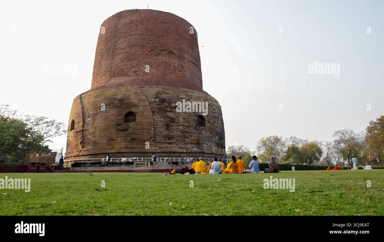 Gläubige, die eine heilige Anbetungsszene auf der Dhamek Stupa-Stätte in sarnath vorführen, das Bild wird im Sarnath Museum in Sarnath, Sarnath uttar pradesh, indien, am Februar aufgenommen Stockfoto