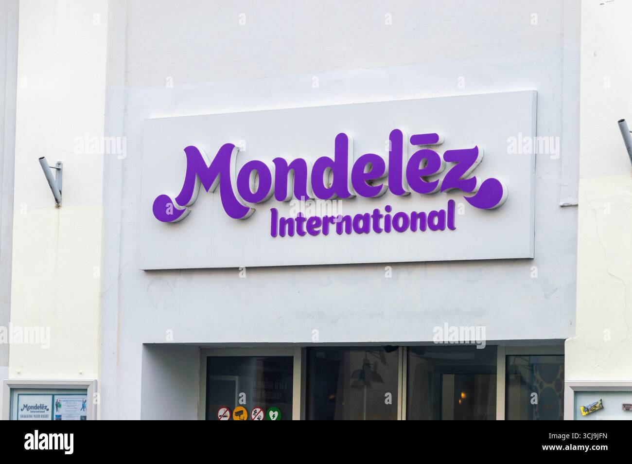 Lovosice, Tschechien - 25. Januar 2025: Logo von Mondelez International Services. Stockfoto