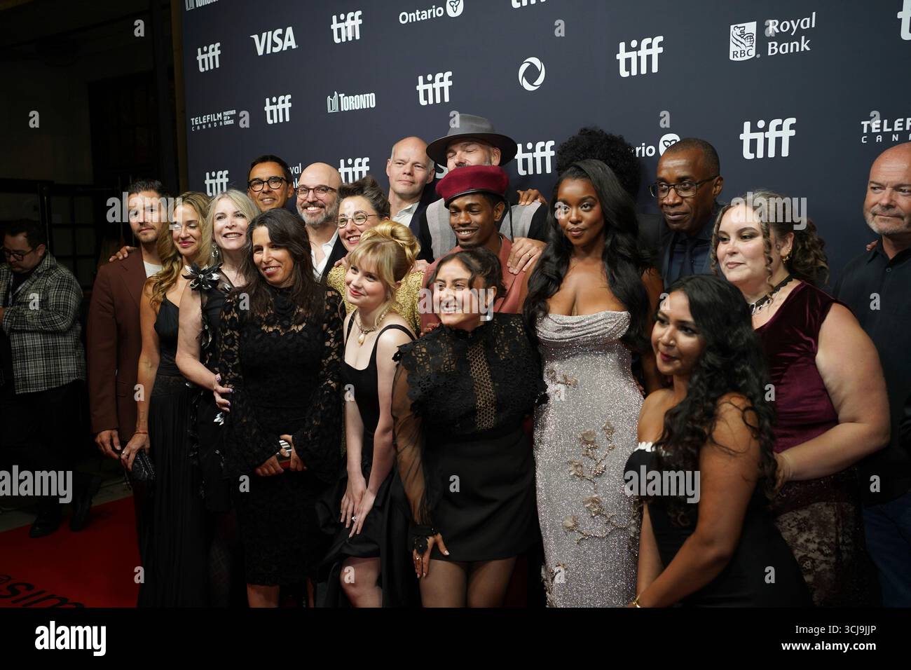 Toronto, Kanada. September 2025. Die Besetzung und die Crew besuchen den roten Teppich für die Premiere „Steal Away“ während des Toronto International Film Festivals 2025 im Royal Alexandra Theatre in Toronto, Kanada, am 5. September 2025. (Foto: Leonardo Ramirez/Eyepix Group/NurPhoto) Credit: NurPhoto SRL/Alamy Live News Stockfoto