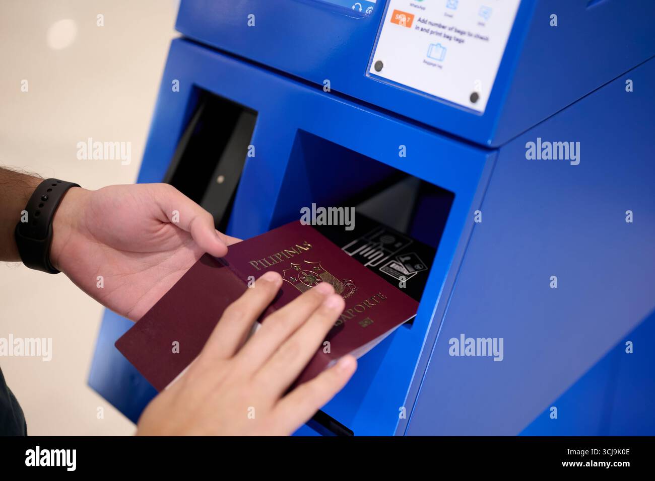Dubai, VAE, 14. Juni 2024. Ein Passagier am Dubai International Airport checkt an einem der Selbstbedienungskioske ein, die am Terminal 2 verfügbar sind Stockfoto