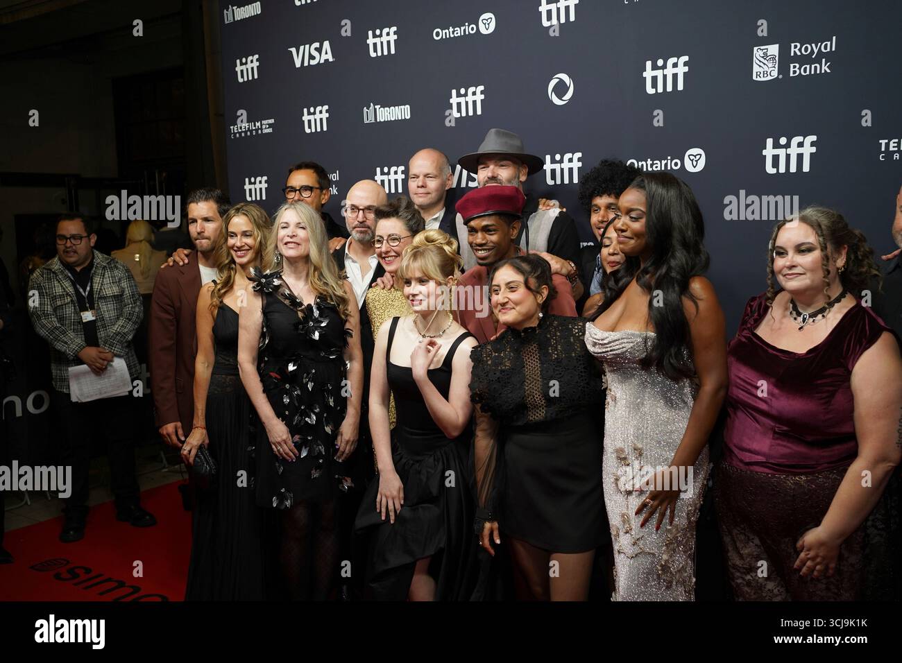 Toronto, Kanada. September 2025. Die Besetzung und die Crew besuchen den roten Teppich für die Premiere „Steal Away“ während des Toronto International Film Festivals 2025 im Royal Alexandra Theatre in Toronto, Kanada, am 5. September 2025. (Foto: Leonardo Ramirez/Eyepix Group/NurPhoto) Credit: NurPhoto SRL/Alamy Live News Stockfoto