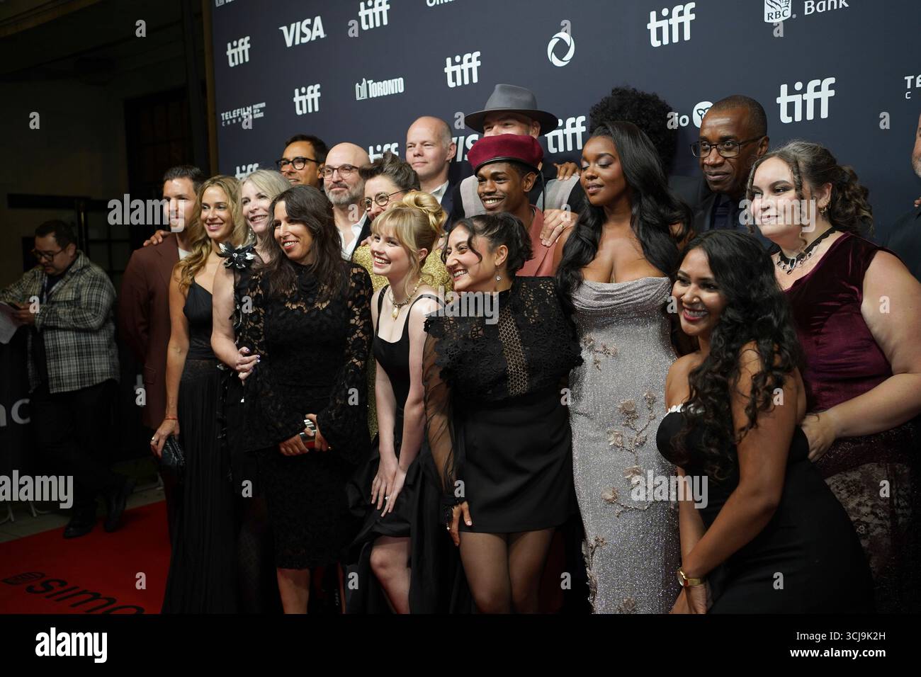 Toronto, Kanada. September 2025. Die Besetzung und die Crew besuchen den roten Teppich für die Premiere „Steal Away“ während des Toronto International Film Festivals 2025 im Royal Alexandra Theatre in Toronto, Kanada, am 5. September 2025. (Foto: Leonardo Ramirez/Eyepix Group/NurPhoto) Credit: NurPhoto SRL/Alamy Live News Stockfoto