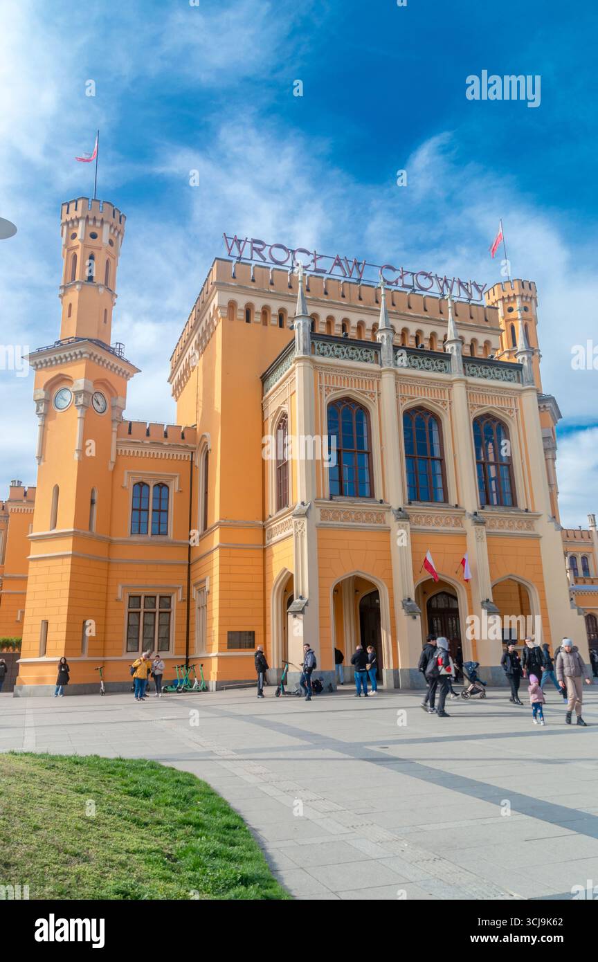 Breslau, Polen - 5. April 2025: Bahnhof Breslau Głowny. Stockfoto