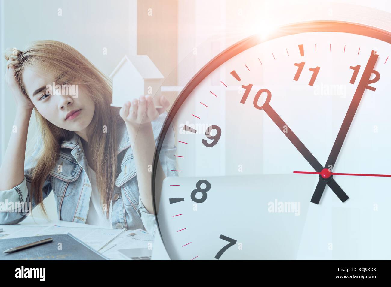 Junge Teenager machen sich Sorgen, dass die Kosten für die Rechnungsstellung zu Hause überlagert werden. Zeituhr für die Fälligkeitsfristen der Kostenrechnung Stockfoto