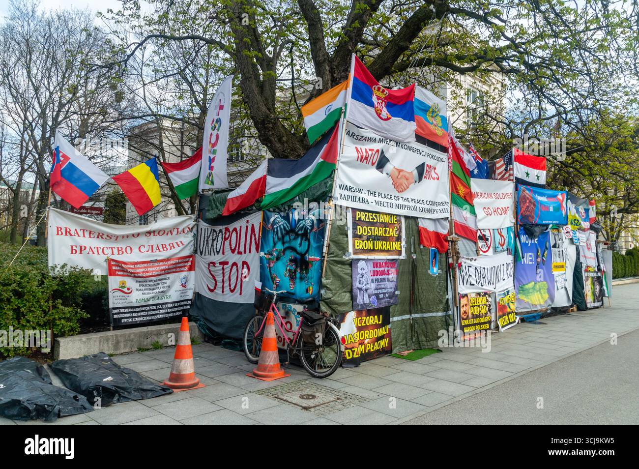 Warschau, Polen - 12. April 2025: Prorussisch stoppt die Kriegsinstallation in Warschau. Stockfoto