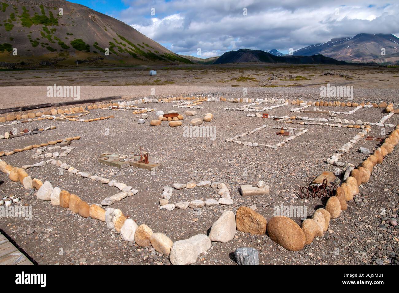 Stafafafell Island 24. Juni 2024, Umriss eines Siedlerhauses aus Stein und Draht mit Bergen im Hintergrund Stockfoto