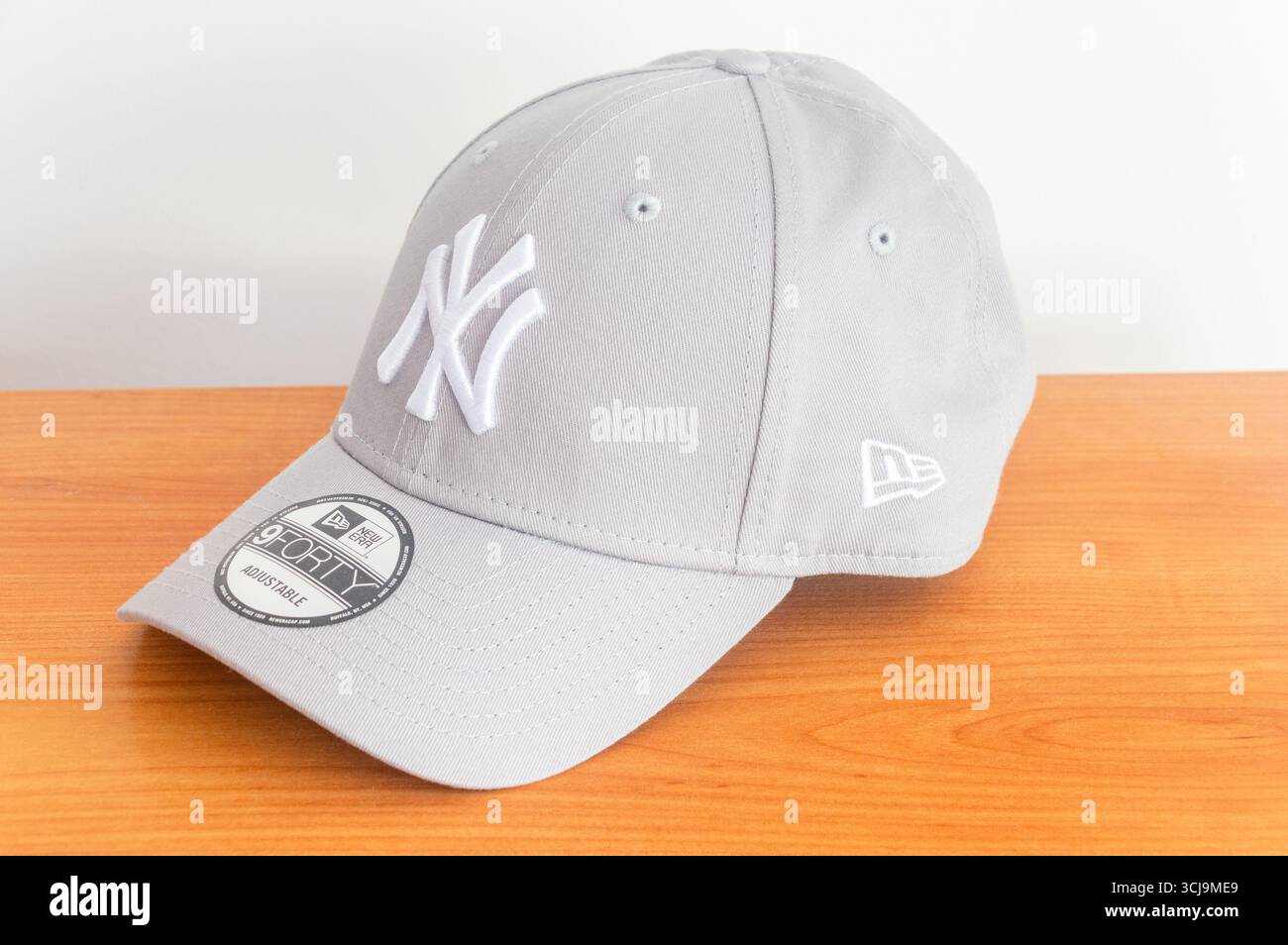 Pruszcz Gdanski, Polen - 5. Juni 2025: New Era 9 Forty NY Baseball Cap. Stockfoto