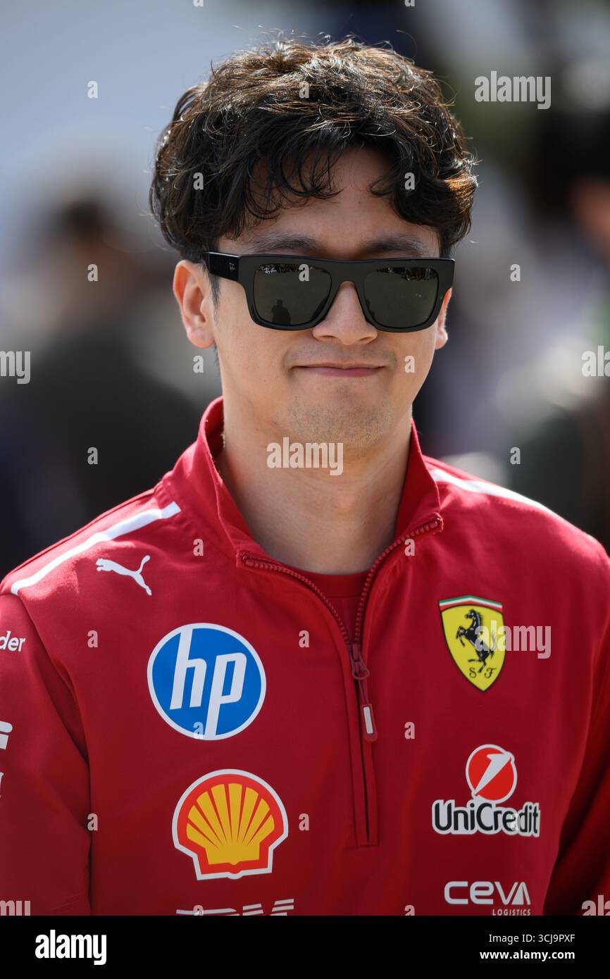 Monza, Italien. September 2025. Zhou GUANYU (CHN), der 2025 Reservefahrer des Ferrari F1-Teams, tritt während des PIRELLI GRAN PREMIO D'ITALIA 2025 im Autodromo Nazionale in Monza (Italien) in das Fahrerlager ein, der 16. Runde der FIA F1-Weltmeisterschaft 2025. Quelle: Riccardo Righetti/Alamy Live News Stockfoto