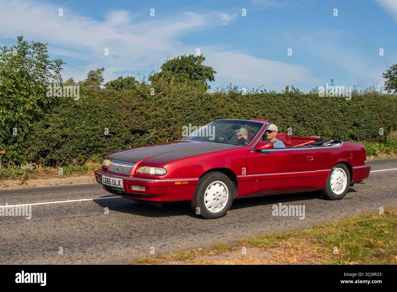 1994 90er Jahre Red Chrysler LeBaron Cabriolet, 3,0 l V6-Vorderradantrieb, Automatikgetriebe, Cabriolet mit 3000 ccm Benzinmotor; Fahrt nach Congleton, Cheshire Classic Car Show, Großbritannien Stockfoto