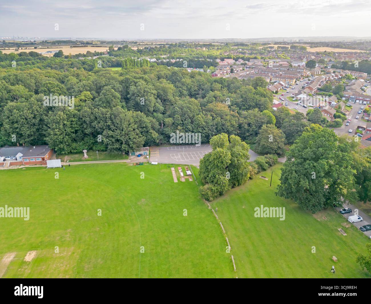 Blick aus der Vogelperspektive auf den sittingbourne Grove Park. In Sittingbourne kent gibt es einen Cricket-Club mit Kinderspielplatz und Waldspaziergänge Stockfoto