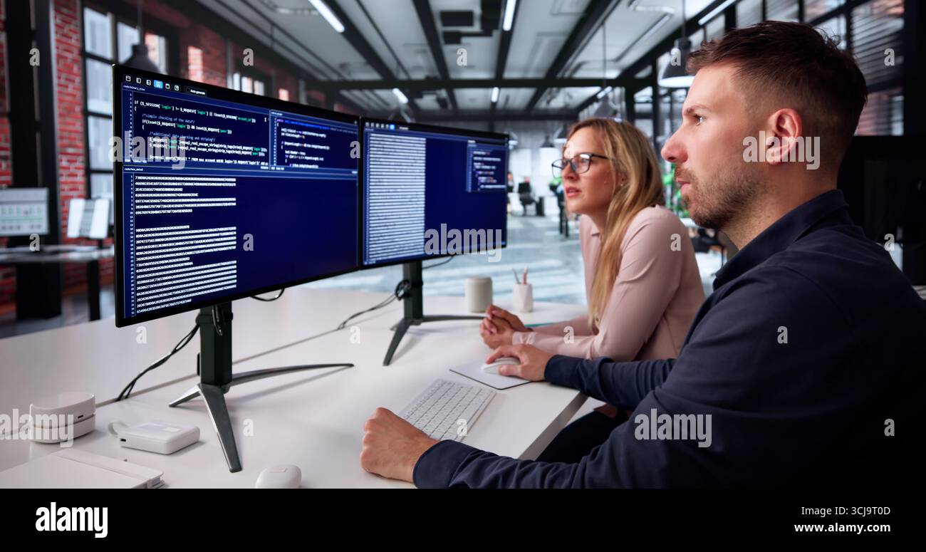 Tech-versiertes Team: Millennials entwickelt Cybersecurity-Apps und leitet virtuelle Meetings auf dem Desktop Stockfoto
