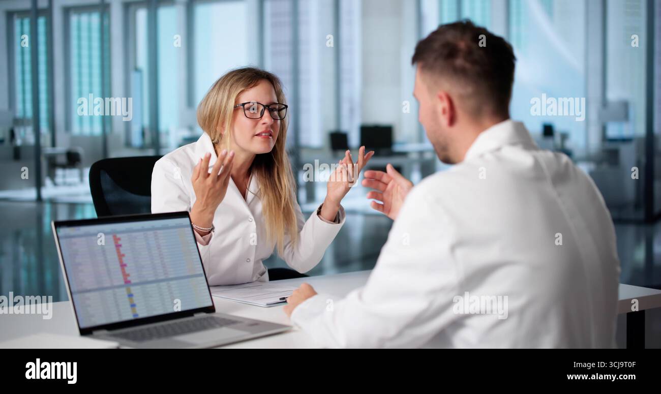 Ärzte Streiten Sich Über Medizinische Entscheidungen Im Krankenhaus-Meeting, Stressful Workplace Stockfoto