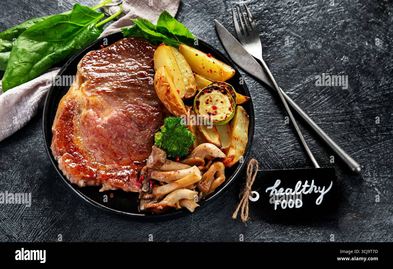 Rindersteak auf Teller mit Gemüse. Gesundes Abendmenü Stockfoto