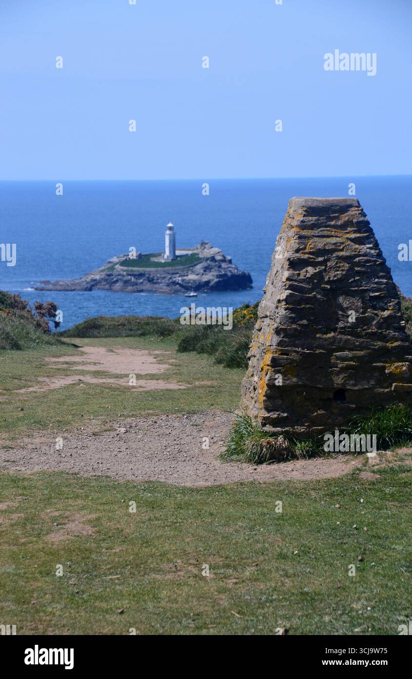 Godrevy Island Lighthouse am Cliff Path am Trig Point am Godrevy Point nahe Hayle am Southwest Costal Path, Cornwall, England, Großbritannien. Stockfoto