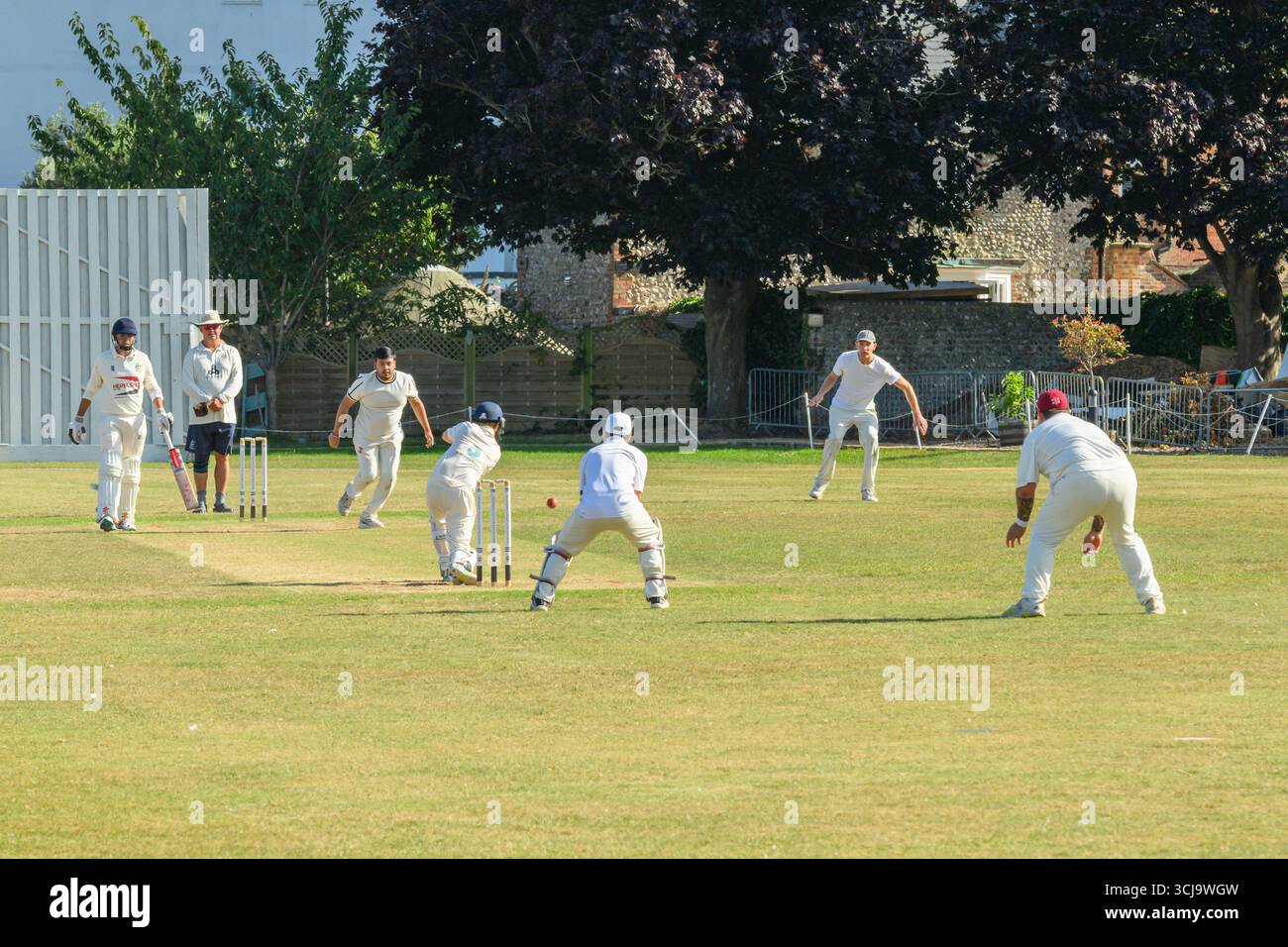 Ein Amateur-Cricket-Spiel an einem sonnigen Tag, Eastbourne, East Sussex, England Stockfoto